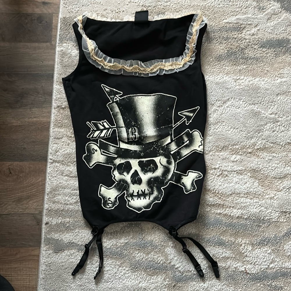 Sleeveless tank with garters